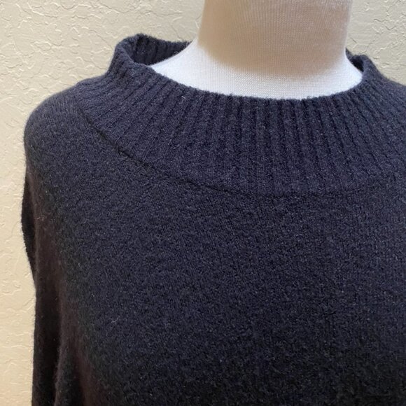 Jones NY Black boucle wool poncho with angora trim - Picture 2 of 13